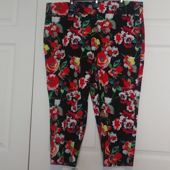 Attyre Bold Floral Capris Plus Size 22W - Picture 3 of 5